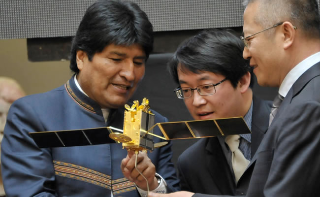 El Presidente Evo Morales inicia operaciones comerciales del satélite Túpac Katari, en Palacio de Gobierno. Foto: ABI