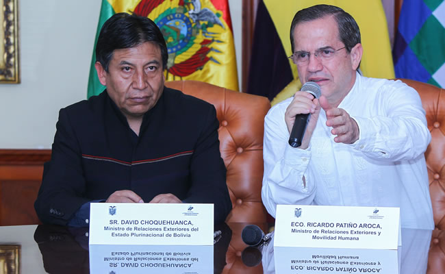 El ministro de Relaciones Exteriores y Movilidad de Ecuador, Ricardo Patiño (d), participa con el canciller de Bolivia, David Choquehuanca. Foto: EFE