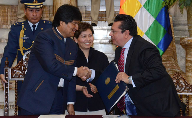El presidente Evo Morales promulgó este viernes la Ley de Promoción de Inversiones. Foto: ABI