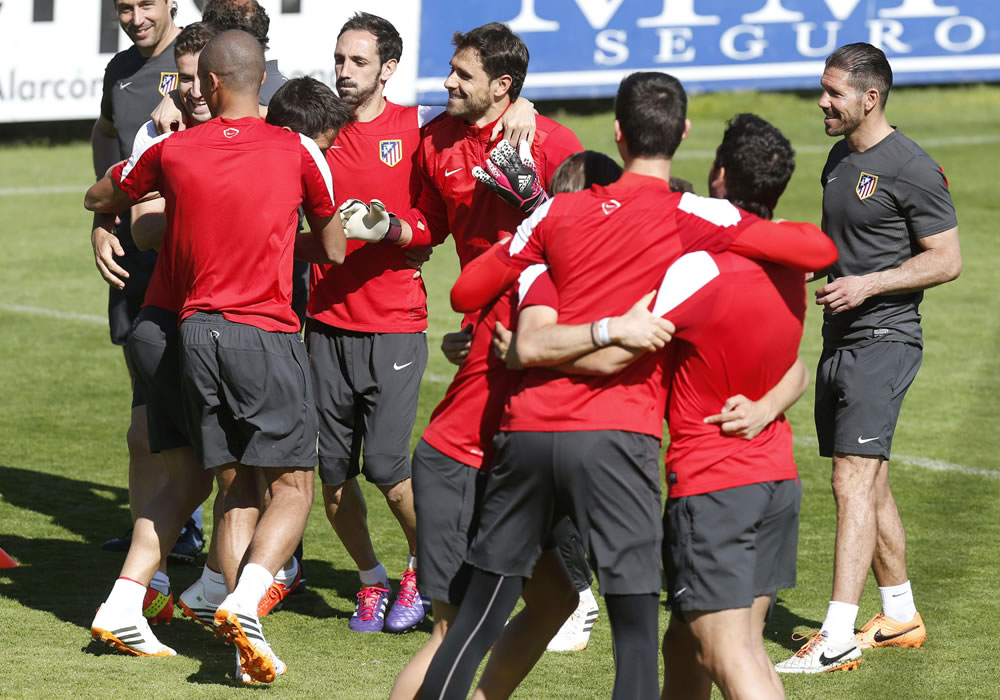 Los jugadores del Atlético de Madrid durante el entrenamiento llevado a cabo hoy en el estadio Vicente Calderón. Foto: EFE