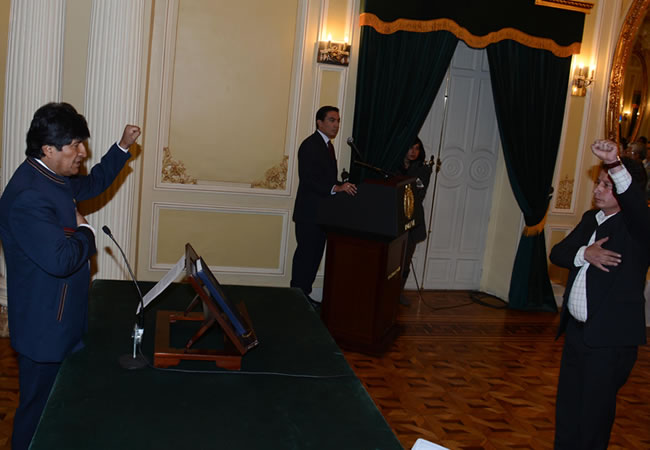 El presidente Evo Morales posesionó a César Navarro nuevo Ministro de Minería. Foto: ABI