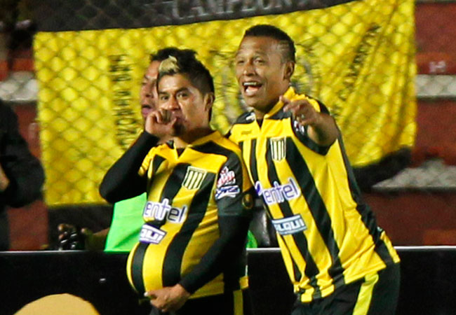 Los jugadores de The Strongest Nelvin Soliz (i) y Jair Reinoso (d) celebran tras el gol de la victoria ante Atlético Paranaense. Foto: EFE