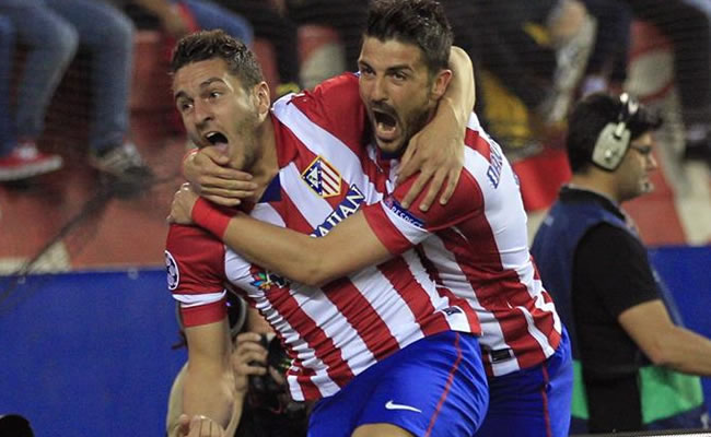 El centrocampista del Atlético de Madrid Koke Resurrección (i) celebra con su compañero David Villa el gol que ha marcado al FC Barcelona. Foto: EFE