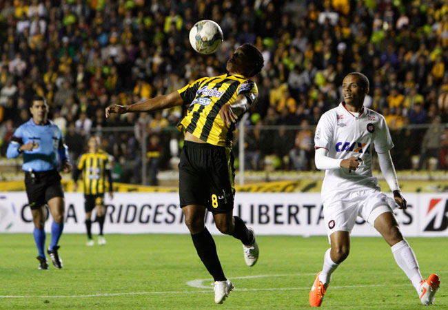 The Strongest venció al Atlético Paranaense por 2-1, en partido que cerró el grupo 1 de la Copa Libertadores, en el estadio Hernando Siles de La Paz. Foto: ABI