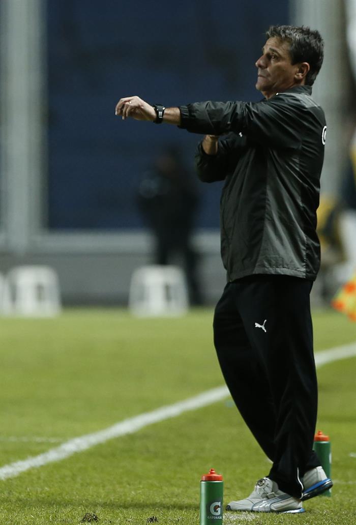 El director técnico de Botafogo, Eduardo Hungaro, da instrucciones a sus jugadores. Foto: EFE