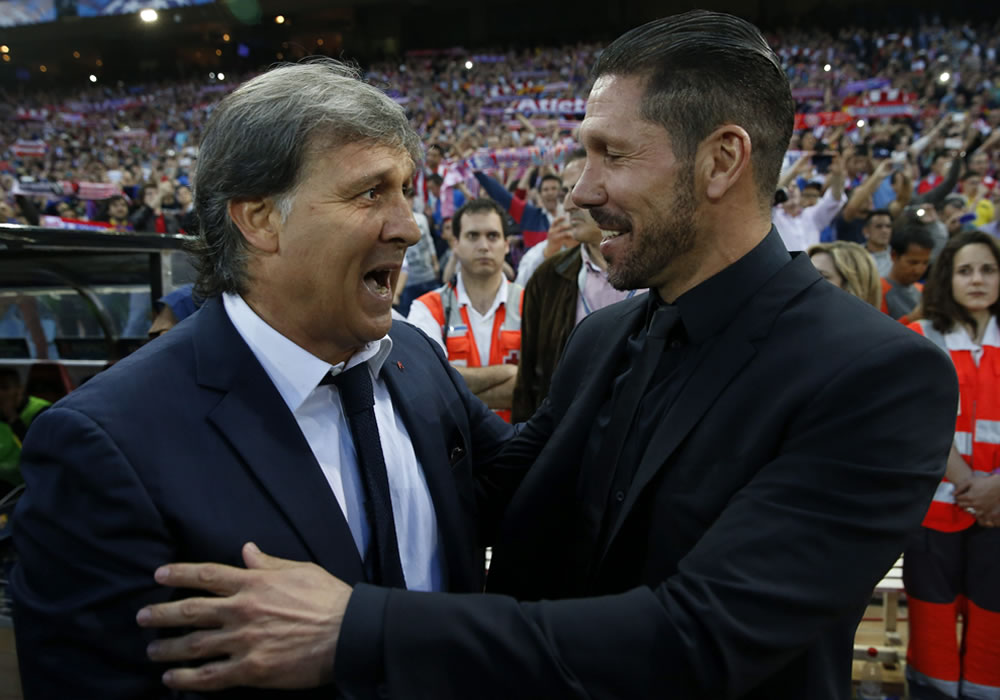 Los entrenadores argentinos del Barcelona Gerardo "Tata" Martino (i) y del Atlético de Madrid, Diego Simeone se saludan. Foto: EFE