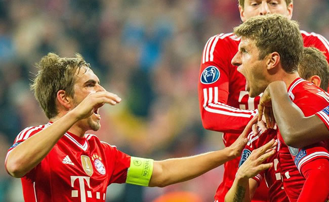 El jugador del Bayern Múnich Thomas Muller (d) celebra un gol con su compañero Philipp Lahm (i) ante el Manchester United. Foto: EFE