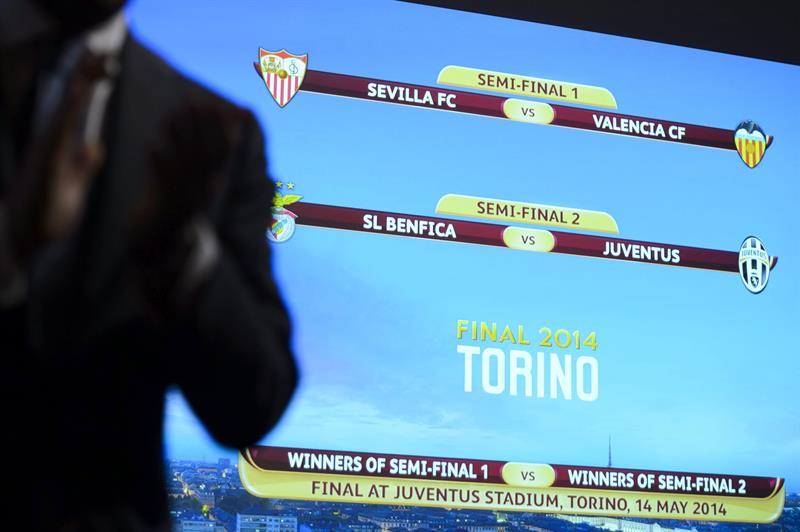 Una pantalla muestra los emparejamientos de las semifinales de la Liga Europa. Foto: EFE
