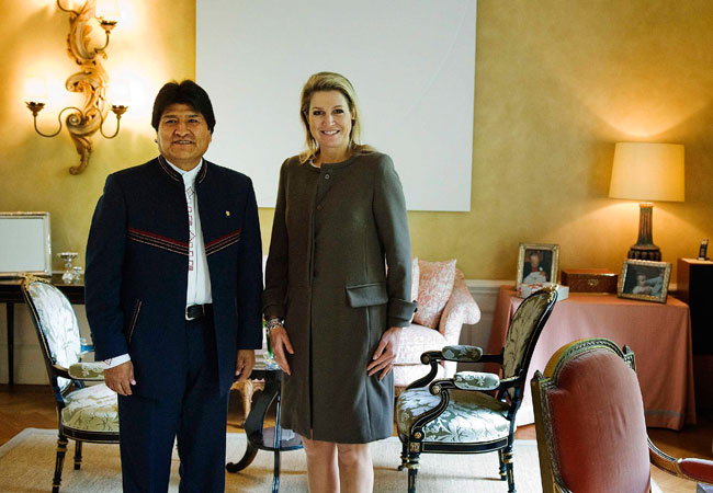 El presidente de Bolivia, Evo Morales (i), posa junto a la reina Máxima de Holanda (d) durante el encuentro que mantuvieron en la residencia de Villa Eikenhorst en Wassenaar, Holanda. Foto: EFE