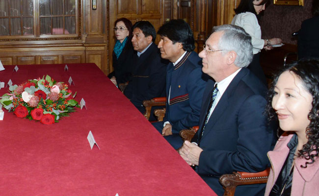 El presidente Evo Morales junto a autoridades de Bolivia, en la presentación de la memoria jurídica en la Corte Interamericana de Justicia de La Haya. Foto: ABI