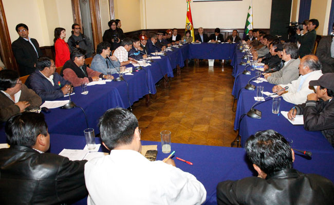 Una de las reuniones entre el Gobierno y la Central Obrera Boliviana en las que se trató el incremento salarial de 2014 entre otros asuntos. Foto: ABI