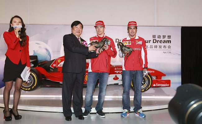 Fotografía facilitada por Weichai Power de su presidente Tan Xuguang junto a los pilotos Fernando Alonso (d) y el finlandés Kimi Räikkönen. Foto: EFE