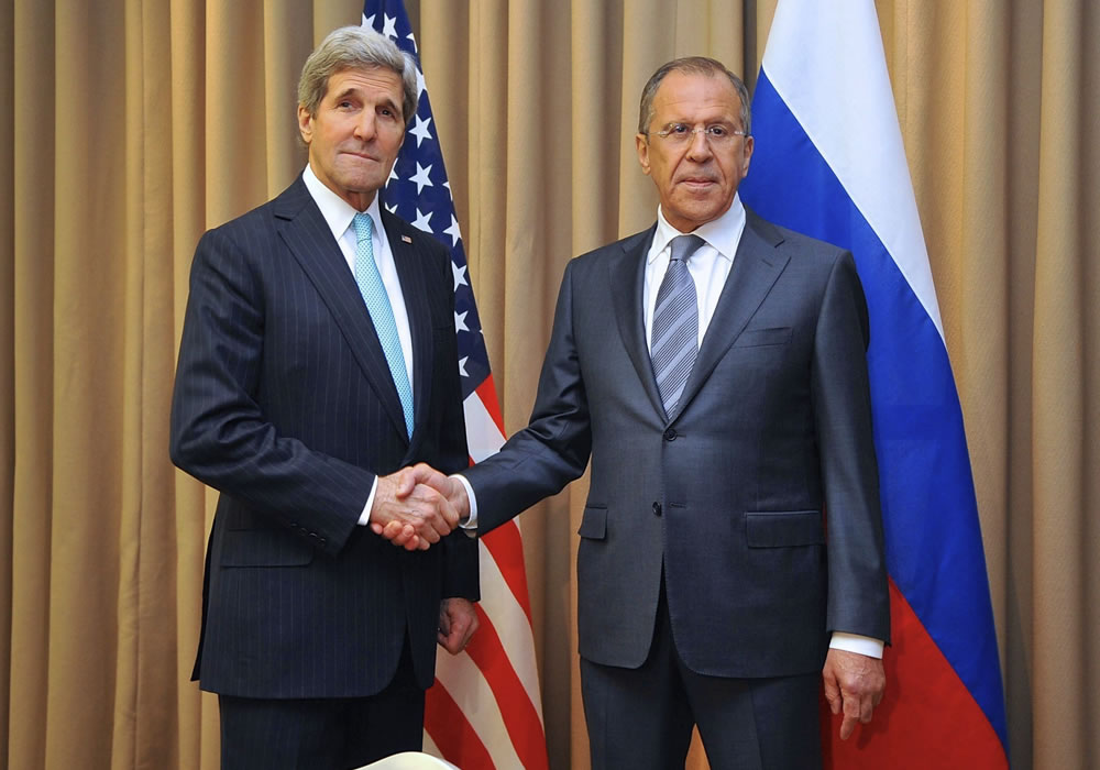 El secretario de Estado de EEUU., John Kerry (izq), saluda al ministro de Asuntos Exteriores ruso, Serguéi Lavrov, antes de una reunión en Ginebra (Suiza). Foto: EFE
