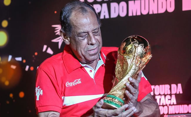 El exfutbolista y capitán de la selección brasileña de fútbol en 1970, Carlos Alberto Torres, sostiene el Trofeo. Foto: EFE