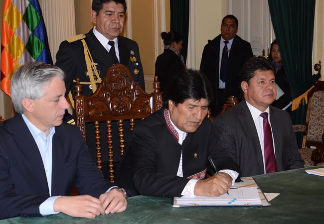 Presidente Morales promulga Ley de Seguridad y Defensa del Espacio Aéreo en Palacio de GObierno. Foto: ABI