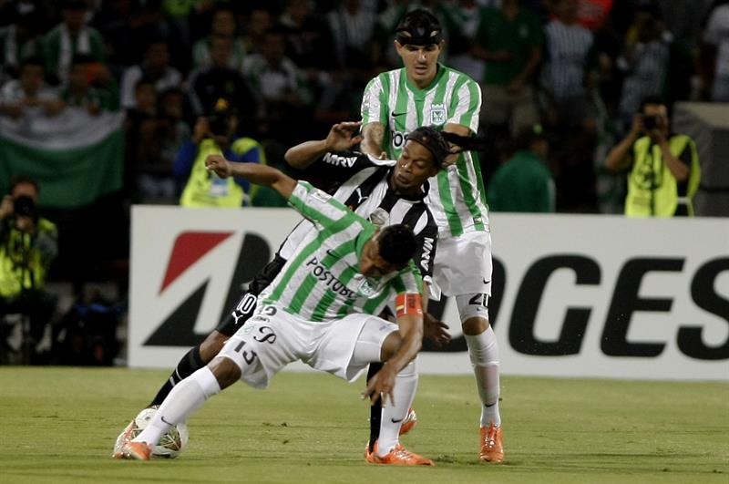 Los jugadores de Atlético Nacional Alex Mejía (adelante) y Alejandro Bernal (atrás), disputan el balón con Ronaldinho (c), de Atlético Mineiro. Foto: EFE