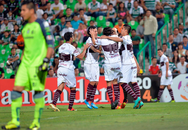 Jugadores de Lanús celebran después de anotar un gol ante Santos Laguna. Foto: EFE