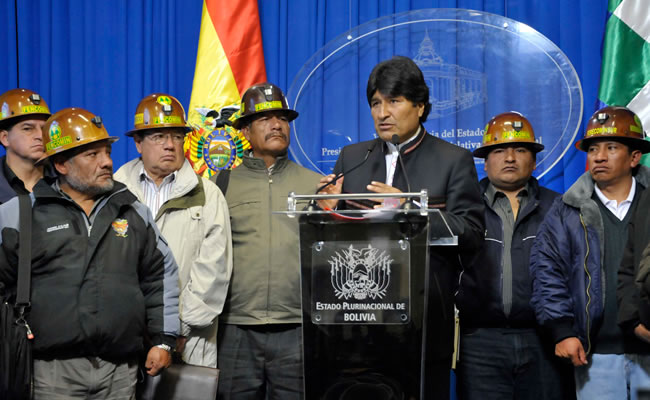 El presidente Evo Morales junto a cooperativistas mineros, logran acuerdo sobre Ley minera. Foto: ABI