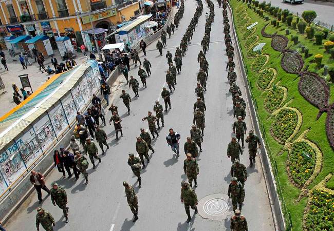 Multitudinaria marcha de militares suboficiales, sargentos y sus esposas que se realizó el miércoles 24, en la ciudad de La Paz. Foto: EFE