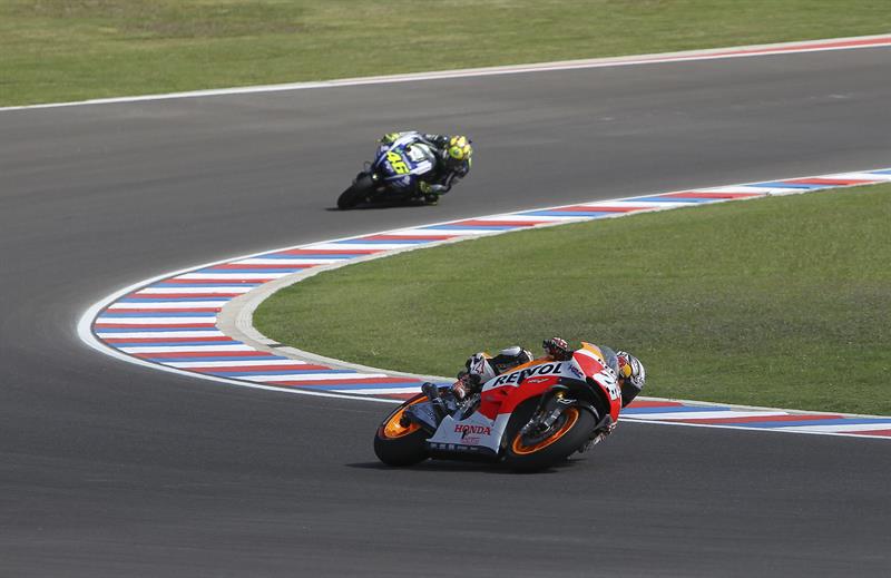 El piloto español del equipo Repsol Honda Dani Pedrosa (frente) y el italiano Valentino Rossi, de Yamaha. Foto: EFE