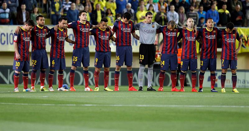 Los jugadores del FC Barcelona durante el minuto de silencio por su exentrenador, Tito Vilanova. Foto: EFE