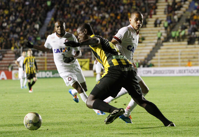 En el partido de ida, disputado en La Paz, The Strongest venció por 2-0 a Defensor Sporting. Foto: ABI