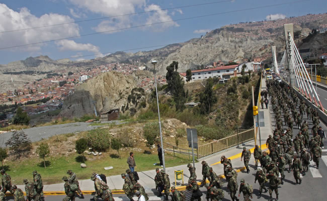 Suboficiales y Sargentos de las Fuerzas Armadas marcharon por el centro de la ciudad. Foto: ABI