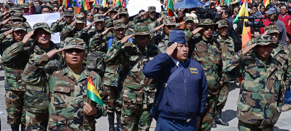 Suboficiales y sargentos marchan nuevamente hoy desde la ciudad El Alto hasta el centro paceño. Foto: ABI