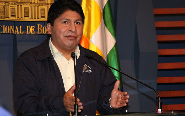 Juan Carlos Calvimontes, ministro de Salud, anuncia la entrada en vigencia del servicio integral de salud. Foto: ABI