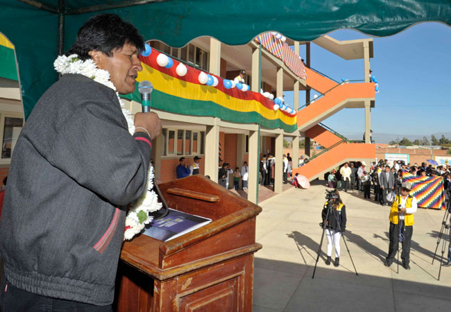 El presidente Evo Morales da un discurso en la unidad educativa Entre Ríos del municipio de Sacaba, Cochabamba. Foto: ABI