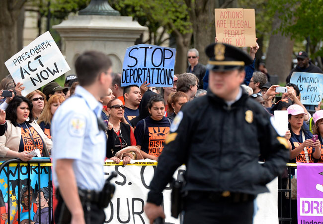 En días pasados hubieron protestas a las afueras de la Casa Blanca en Washington en contra de las deportaciones. Foto: EFE