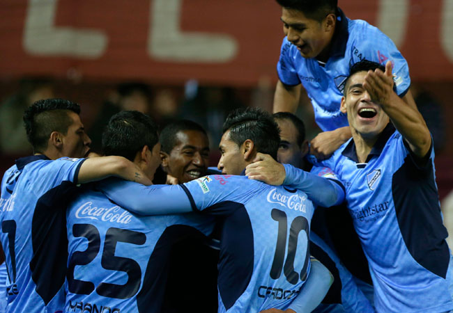 Jugadores de Bolívar celebran el empate en su visita al Lanús de Argentina. Foto: EFE