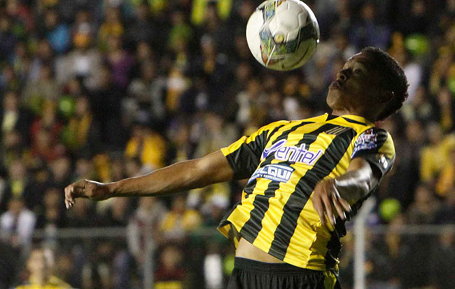 El colombiano Reinoso marcó tres de los cinco de The Strongest ante Guabirá. Foto: EFE