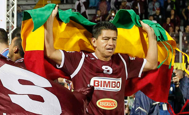 El jugador boliviano, Carlos Saucedo, en el festejo del trigésimo campeonato del Saprissa en Costa Rica. Foto: EFE