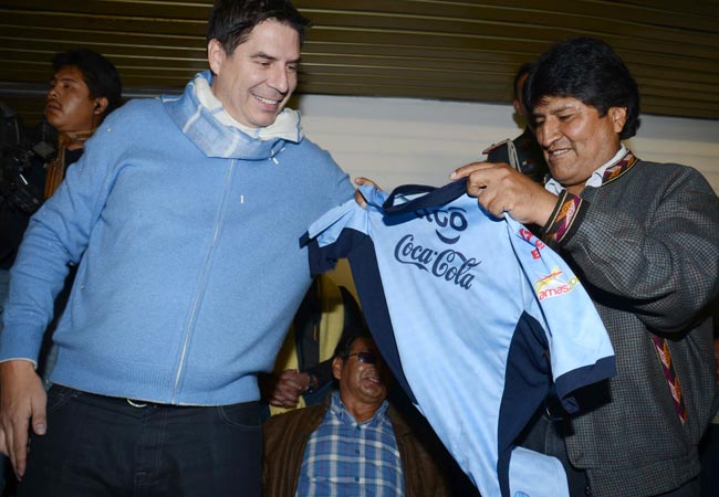 El presidente Evo Morales, compartió unos momentos en el palco oficial del estadio Hernando Siles con Marcelo Claure, presidente de Baisa y mandamás del club Bolívar. Foto: ABI