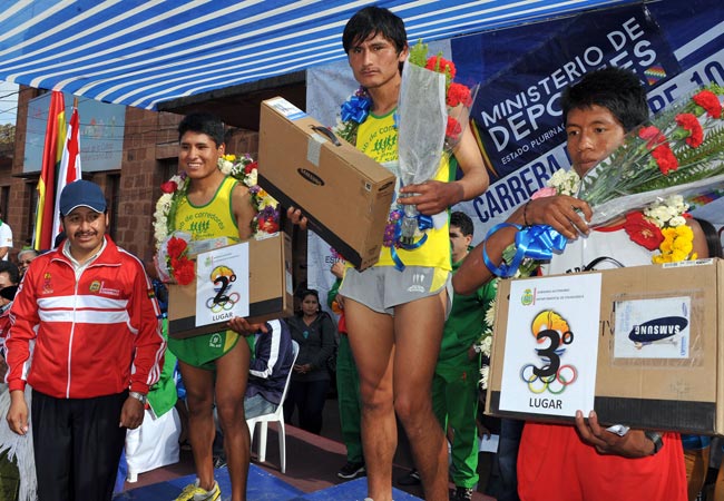Ganadores de la categoría masculina de la Carrera Pedestre en Sucre. Foto: ABI