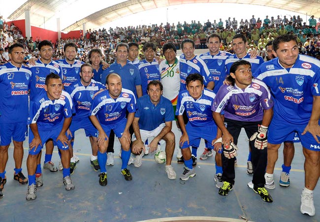 Imagen de archivo del presidente Evo Morales junto a jugadores de Sport Boys Warnes. Foto: ABI