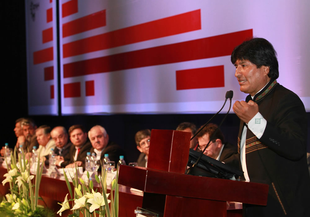 Fotografía cedida por la compañía estatal Yacimientos Petrolíferos Fiscales Bolivianos (YPFB) donde se ve al presidente de Bolivia Evo Morales. Foto: EFE