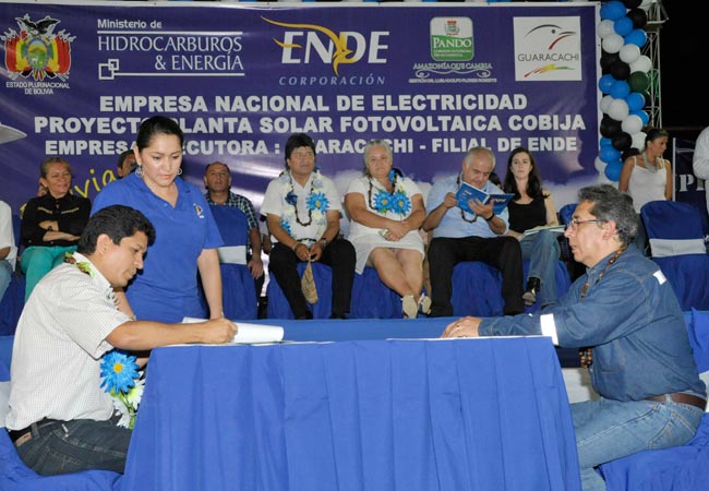 Firma de contrato para el suministro de energía solar al departamento de Pando. Foto: ABI
