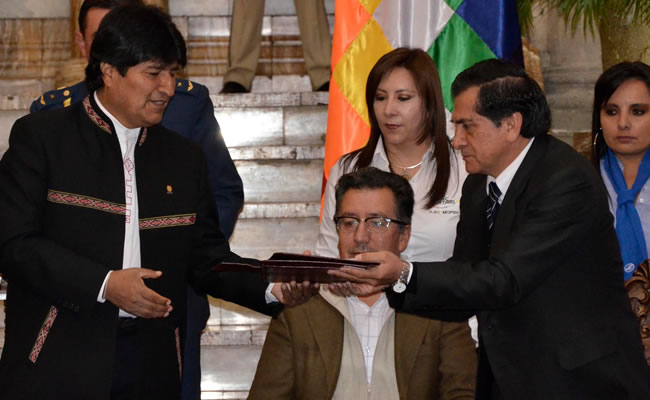 Evo Morales participó de la firma de contrato entre Entel y la ABE. Foto: ABI