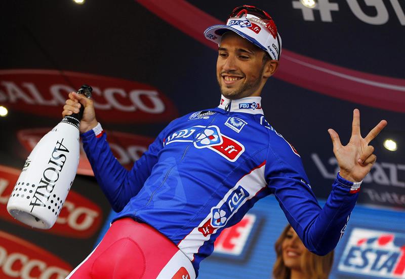 El ciclista francés del FDJ, Nacer Bouhanni, celebra en el podio la victoria conseguida en la décima etapa. Foto: EFE
