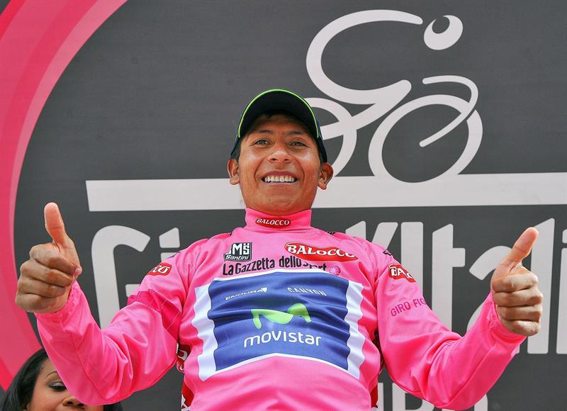 El ciclista colombiano Nairo Quintana del Movistar celebra su victoria y hacerse con la "maglia rosa". Foto: EFE