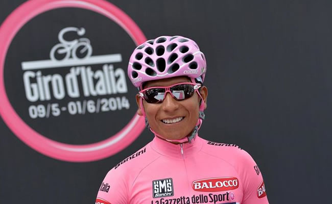 El ciclista colombiano Nairo Quintana (Movistar) saluda. Foto: EFE