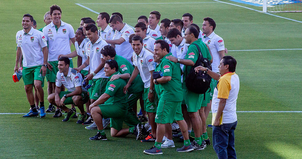 Momento de distención en los jugadores de Bolivia, en el entrenamiento realizado en el estadio Ramón Sánchez Pizjuán de Sevilla, donde se enfrentarán este viernes al equipo español. Foto: EFE
