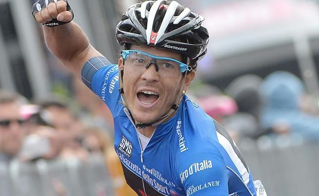 El ciclista colombiano Julian Arredondo del equipo Trek Factory Racing celebra su victoria en la 18 etapa. Foto: EFE