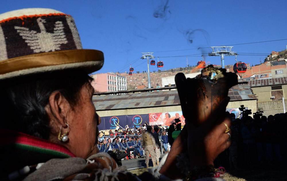 En la ceremonia de inauguración, no faltó la tradición andina de la "ch'alla", una ofrenda a la "Pachamama". Foto: ABI