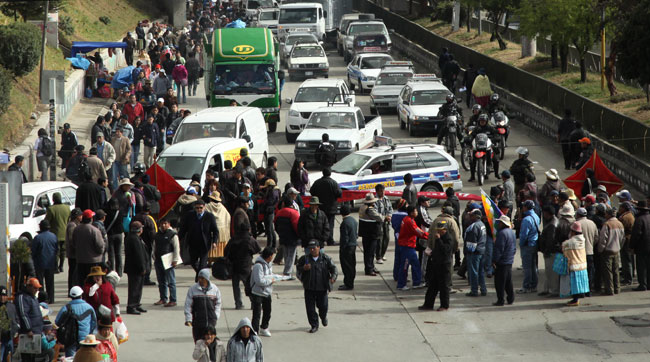 Transportistas de El Alto continúan con el paro en demanda del alza de pasajes. Foto: ABI