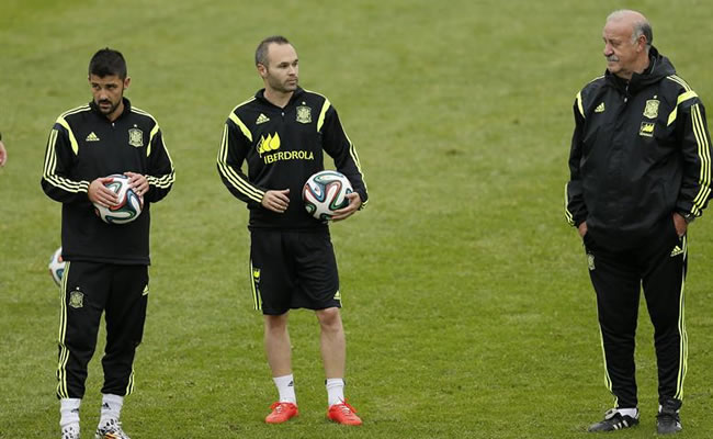 El entrenador de la selección de España Vicente del Bosque (d) y los jugadores Andrés Iniesta (c) y David Villa. Foto: EFE