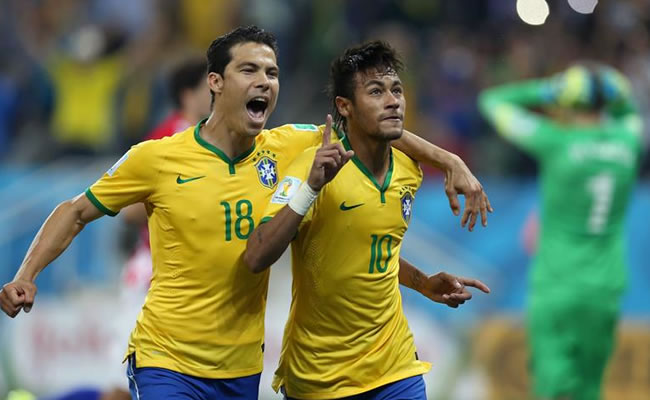 El delantero brasileño Neymar da Silva (d) celebra con su compañero Anderson Hernanes el gol que ha marcado. Foto: EFE