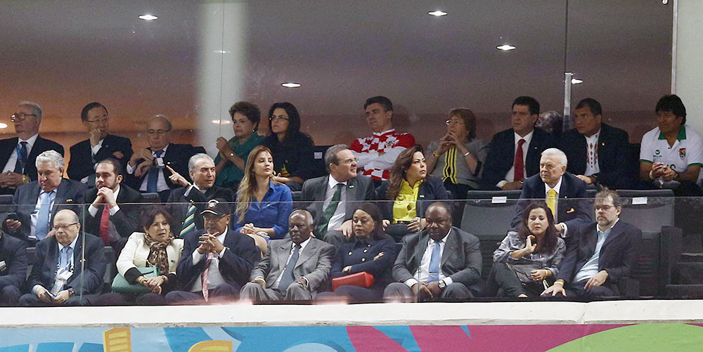 El presidente Evo Morales junto a otros mandatarios y dirigentes en la inauguración del Mundial de Fútbol Brasil 2014. Foto: ABI